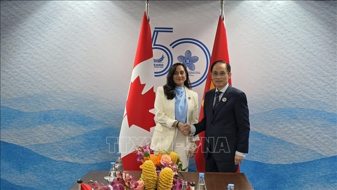 Bộ trưởng Ngoại giao Lê Hoài Trung và Bộ trưởng Ngoại giao Canada Anita Ananda chụp ảnh chung. Ảnh TTXVN. Bộ trưởng Ngoại giao Lê Hoài Trung và Bộ trưởng Ngoại giao Canada Anita Ananda chụp ảnh chung. Ảnh TTXVN.