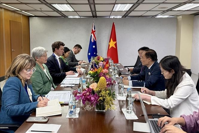 Bộ trưởng Ngoại giao Lê Hoài Trung gặp Bộ trưởng Ngoại giao Australia Penny Wong. Ảnh: TTXVN . Bộ trưởng Ngoại giao Lê Hoài Trung gặp Bộ trưởng Ngoại giao Australia Penny Wong. Ảnh: TTXVN .