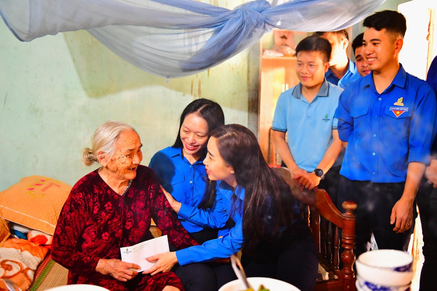 Tuổi trẻ BSR gửi trọn lòng biết ơn qua “Mâm cơm tri ân - Nụ cười của Mẹ” Tuổi trẻ BSR gửi trọn lòng biết ơn qua “Mâm cơm tri ân - Nụ cười của Mẹ”