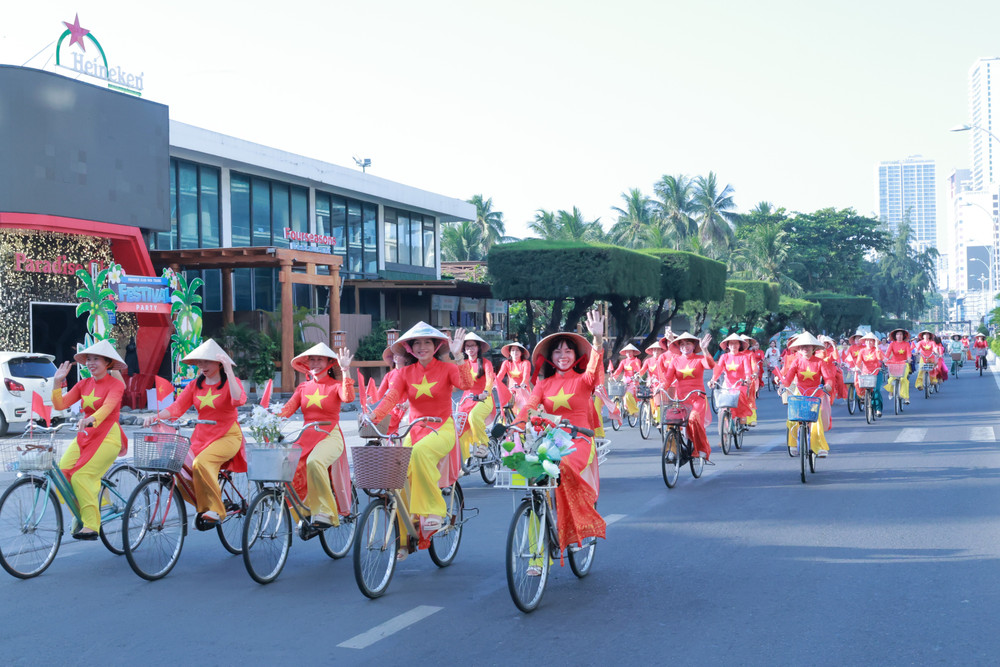 Lễ hội áo dài tại Festival biển Khánh Hòa vừa mới được tổ chức rất thành công ao-dai.jpg