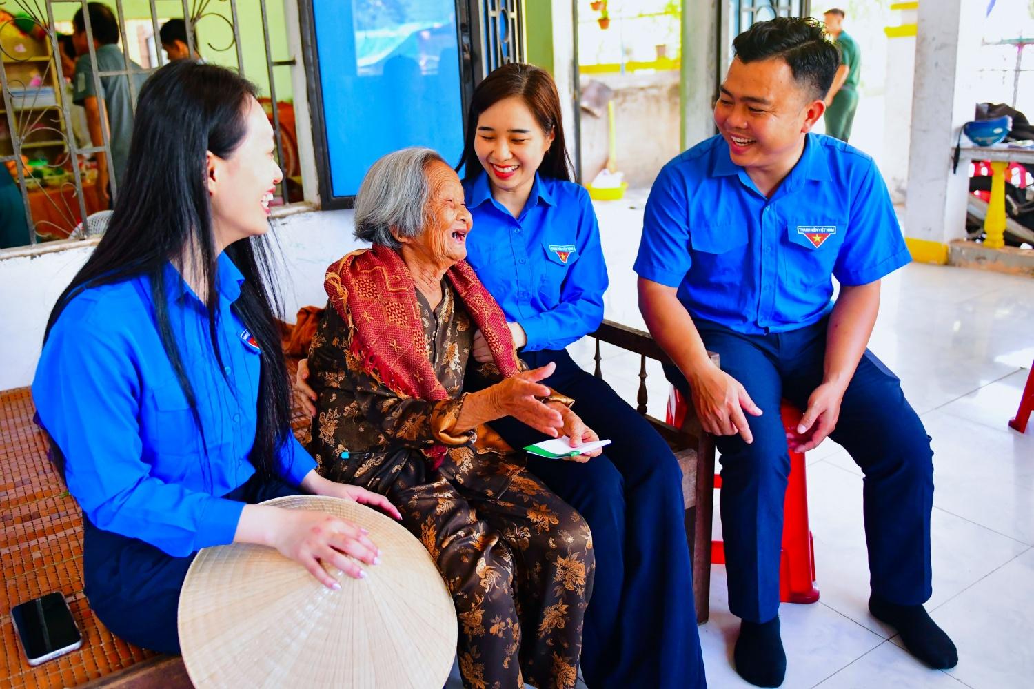 Tuổi trẻ BSR gửi trọn lòng biết ơn qua “Mâm cơm tri ân - Nụ cười của Mẹ” Tuổi trẻ BSR gửi trọn lòng biết ơn qua “Mâm cơm tri ân - Nụ cười của Mẹ”
