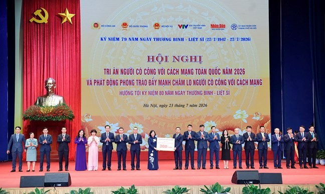 Bà Bùi Thị Minh Hoài, Ủy viên Bộ Chính trị, Bí thư Trung ương Đảng, Chủ tịch Ủy ban Trung ương MTTQ Việt Nam, tiếp nhận ủng hộ từ ngành ngân hàng số tiền 300 tỉ đồng Bà Bùi Thị Minh Hoài, Ủy viên Bộ Chính trị, Bí thư Trung ương Đảng, Chủ tịch Ủy ban Trung ương MTTQ Việt Nam, tiếp nhận ủng hộ từ ngành ngân hàng số tiền 300 tỉ đồng