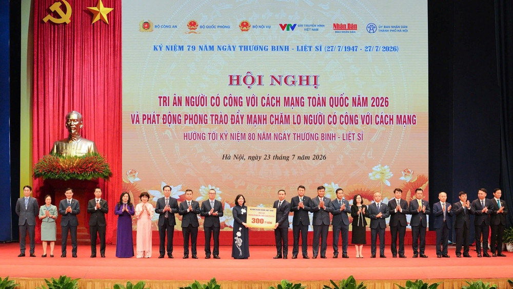 Thống đốc NHNN Việt Nam Phạm Đức Ấn cùng đại diện các ngân hàng thương mại, trong đó có ông Bùi Thái Hà - Phó Chủ tịch HĐQT LPBank (thứ năm từ phải sang), trao biểu trưng hưởng ứng phong trào với tổng kinh phí 300 tỷ đồng Thống đốc NHNN Việt Nam Phạm Đức Ấn cùng đại diện các ngân hàng thương mại, trong đó có ông Bùi Thái Hà - Phó Chủ tịch HĐQT LPBank (thứ năm từ phải sang), trao biểu trưng hưởng ứng phong trào với tổng kinh phí 300 tỷ đồng