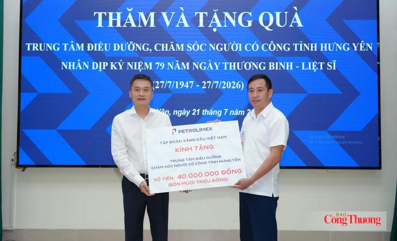 Lãnh đạo Petrolimex trao kinh phí hỗ trợ tới Trung tâm Điều dưỡng, chăm sóc người có công tỉnh Hưng Yên. Ảnh: Petrolimex