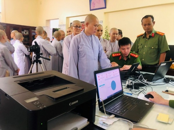Thu nhận và hướng dẫn kích hoạt tài khoản định danh điện tử đối với chức sắc,chức việc, tín đồ các tôn giáo. Ảnh: Công an Cà Mau 101.jpg