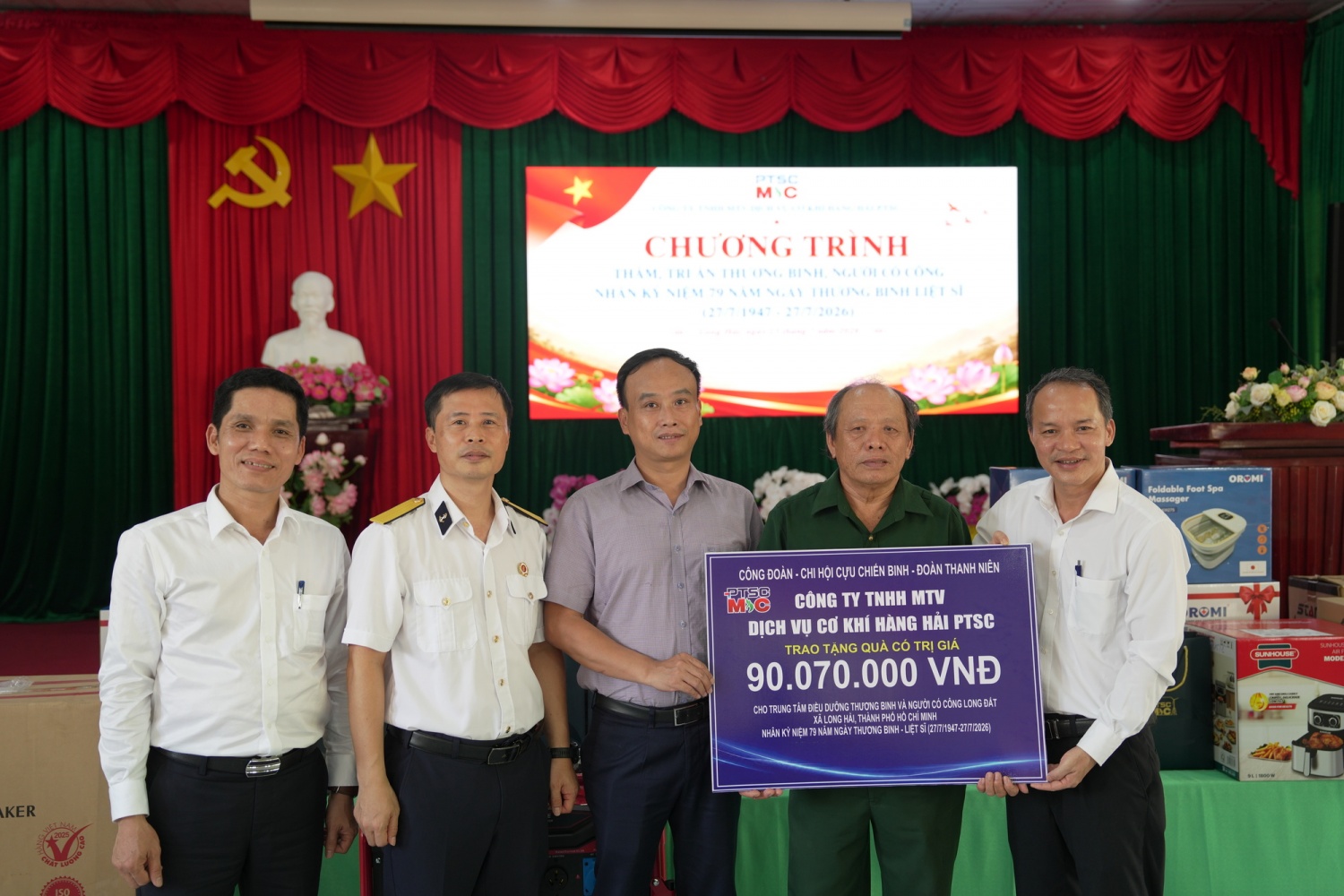 Đại diện Công đoàn, Chi hội Cựu chiến binh và Đoàn Thanh niên PTSC M&C trao tặng quà cho Trung tâm Điều dưỡng Thương binh, Bệnh binh và Người có công Long Đất.