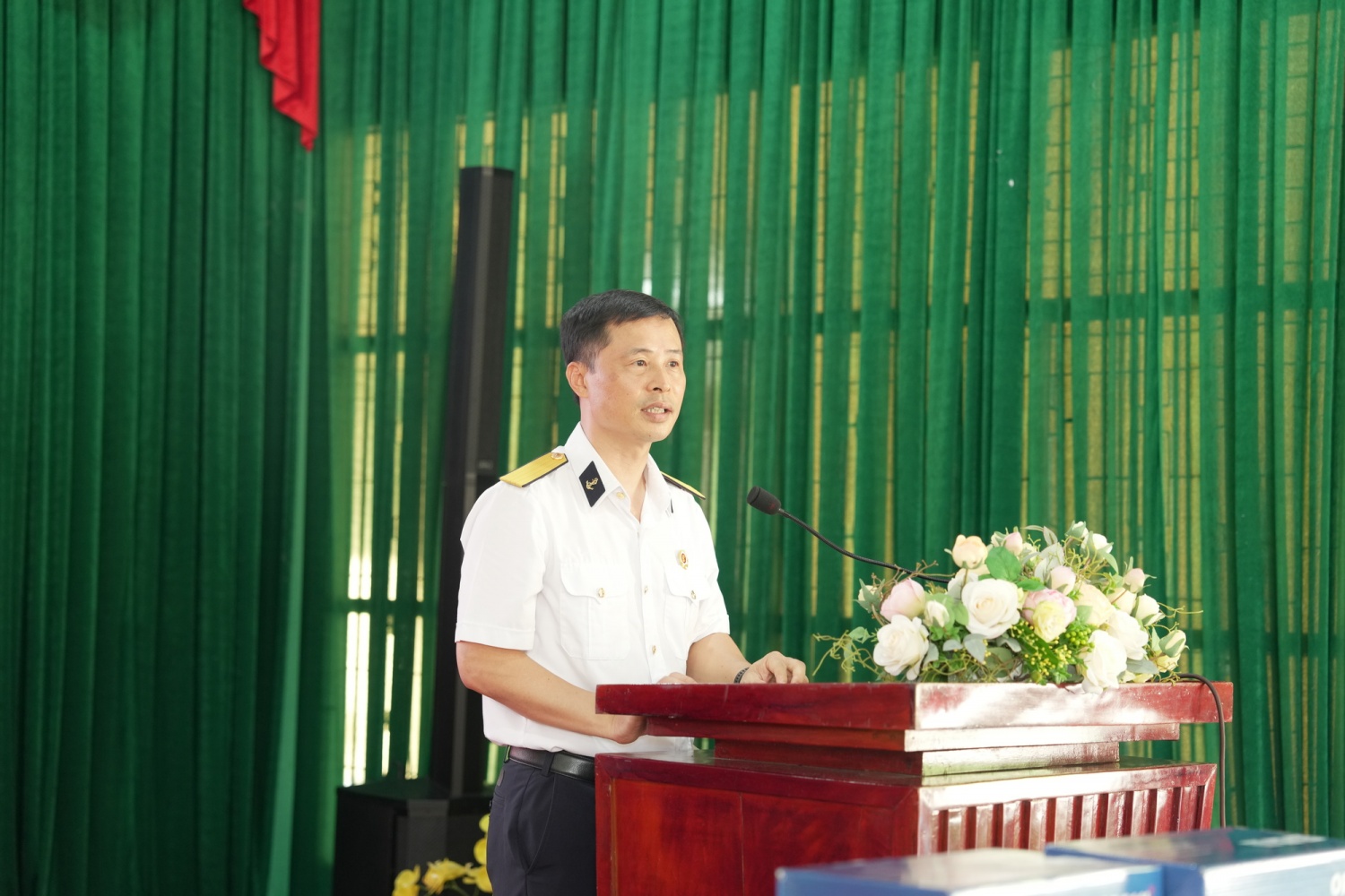 Đồng chí Võ Huy Tân, Chi hội trưởng Chi hội Cựu chiến binh PTSC M&C, phát biểu tri ân tại Trung tâm Điều dưỡng Thương binh, Bệnh binh và Người có công Long Đất.