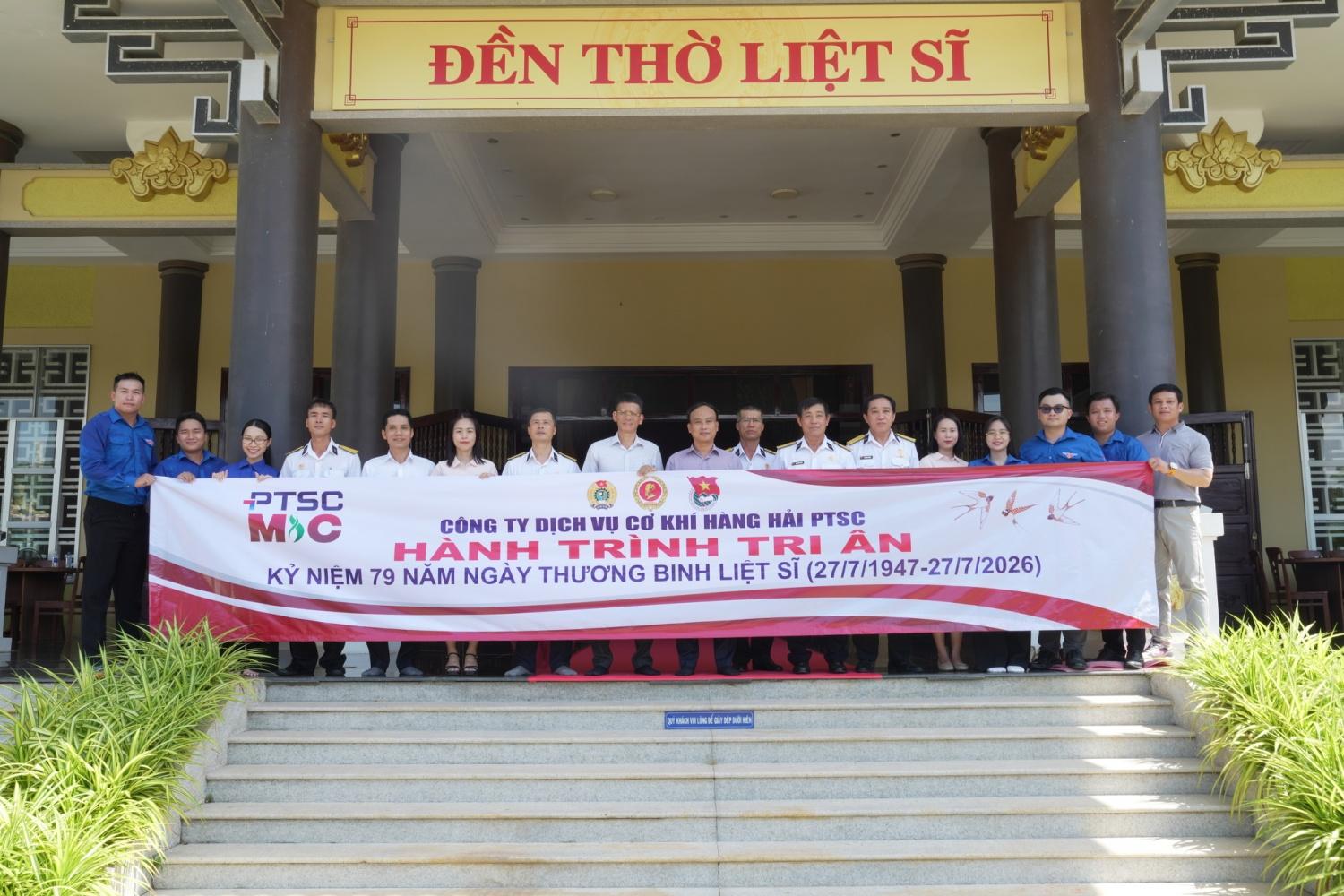 Đoàn công tác PTSC M&C chụp ảnh lưu niệm cùng các thương binh, bệnh binh và người có công tại Trung tâm.