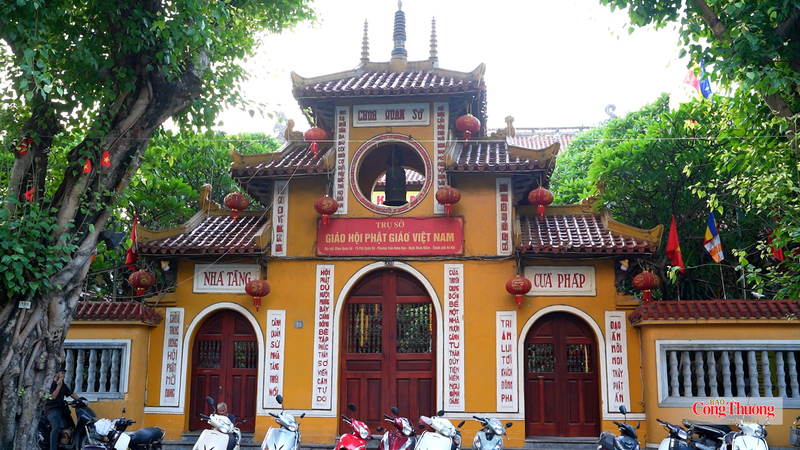 Trụ sở Trung ương Giáo hội Phật giáo Việt Nam - Chùa Quán Sứ (Hà Nội) trong buổi rạng sáng ngày 27/7. Không khí thiêng liêng, trầm lắng bao trùm trước giờ cử hành nghi lễ tưởng niệm, tri ân các anh hùng liệt sĩ.