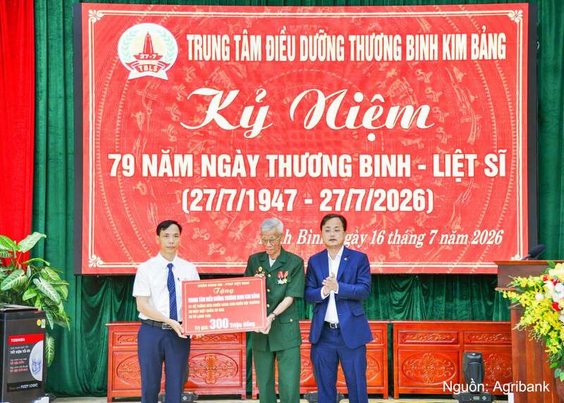 Chủ tịch HĐTV Agribank Tô Huy Vũ trao quà tới Trung tâm điều dưỡng thương binh Kim Bảng.