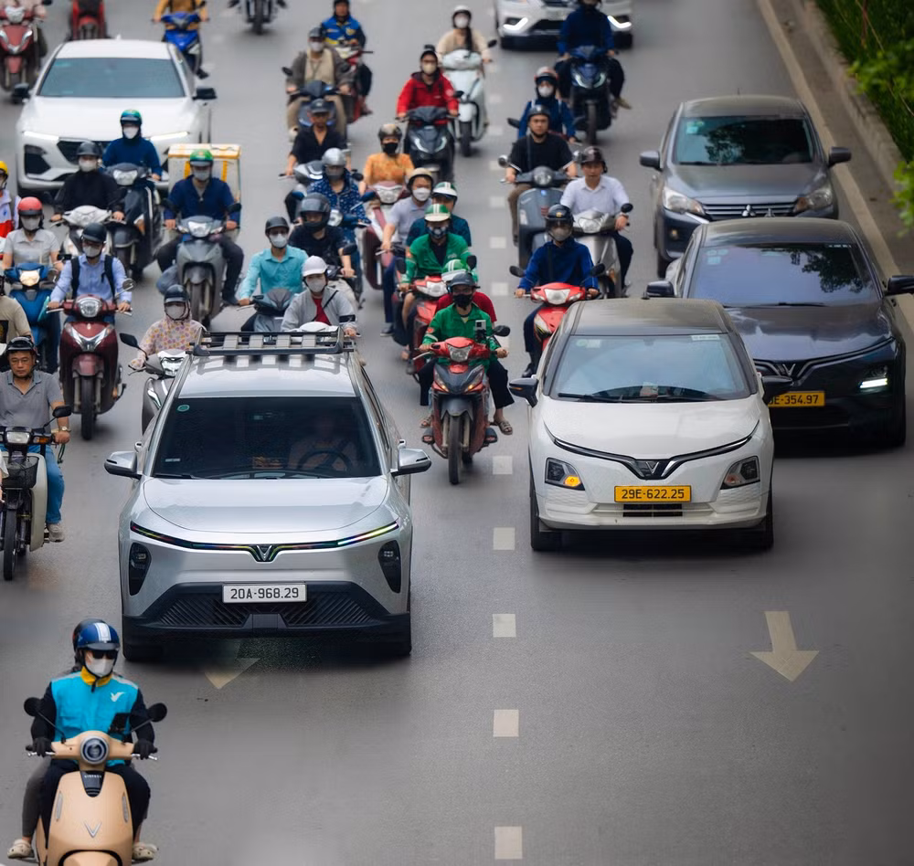 Tỷ lệ ô tô điện lưu thông trên đường phố tại Việt Nam ngày càng nhiều. Ảnh: Như Hoàn o-to-dien-tren-duong-pho.jpg
