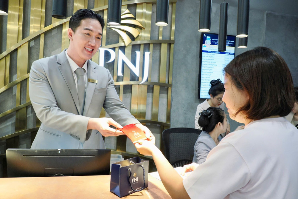 Doanh thu lũy kế 6 tháng PNJ đạt 25.729 tỷ đồng. Ảnh: Tấn Kiệt Doanh thu lũy kế 6 tháng PNJ đạt 25.729 tỷ đồng. Ảnh: Tấn Kiệt