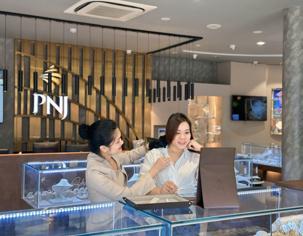 Số lượng khách hàng tiếp tục tăng ở cả nhóm khách hàng mới và hiện hữu. Ảnh: Tấn Kiệt Số lượng khách hàng tiếp tục tăng ở cả nhóm khách hàng mới và hiện hữu. Ảnh: Tấn Kiệt