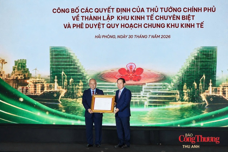 Phó Thủ tướng Chính phủ Lê Tiến Châu trao các quyết định của Thủ tướng Chính phủ về khu kinh tế và khởi động Khu thương mại tự do Hải Phòng cho lãnh đạo TP. Hải Phòng.