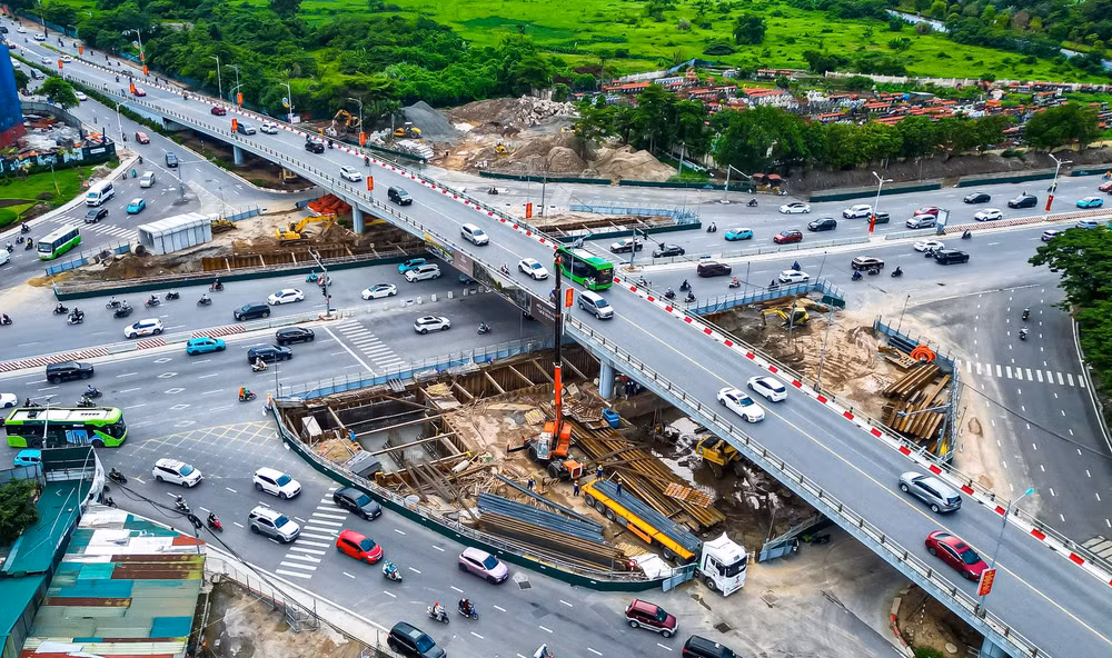 Đều chỉnh, tổ chức giao thông trên đường Đàm Quang Trung để giảm ùn tắc, phục vụ thi công hầm chui nút giao Cổ Linh. Ảnh: Duy Khánh. ham-chui-co-linh.png