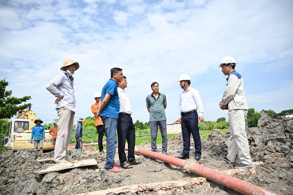 Thành viên HĐTV EVNSPC Lê Hoàng Oanh (thứ 2 từ phải sang) đến kiểm tra tiến độ các công trình điện trên địa bàn tỉnh Tây Ninh. 04.jpg