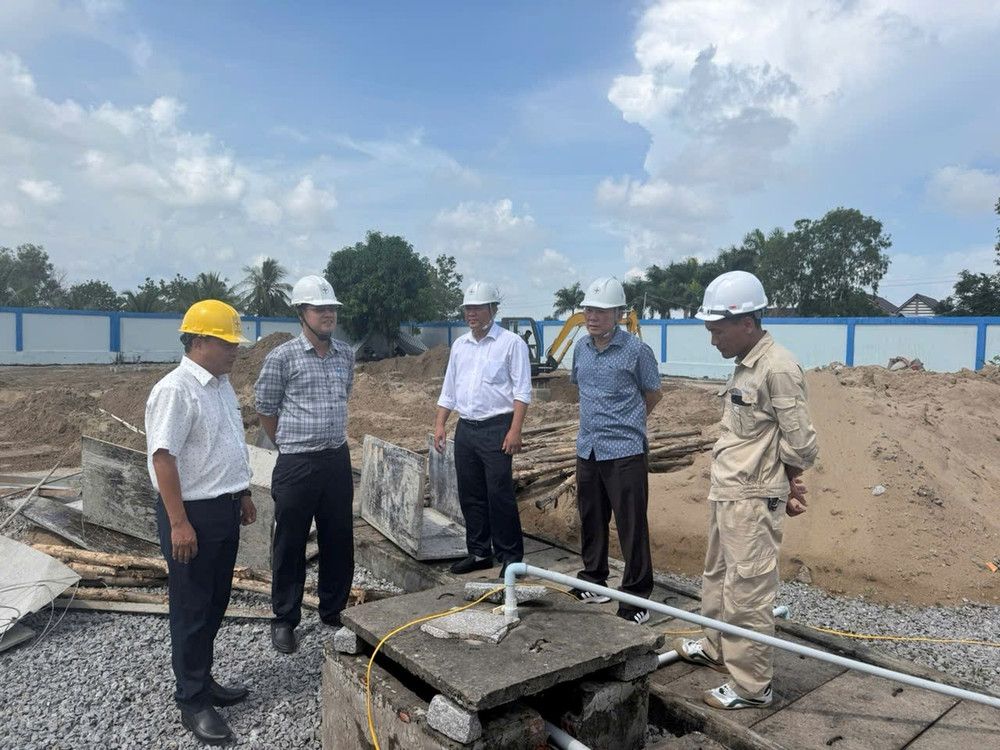 Phó Tổng giám đốc EVNSPC Lâm Xuân Tuấn (thứ 2 từ phải sang) có mặt kiểm tra tiến độ các dự án điện trên địa bàn tỉnh Cà Mau. 06.jpg