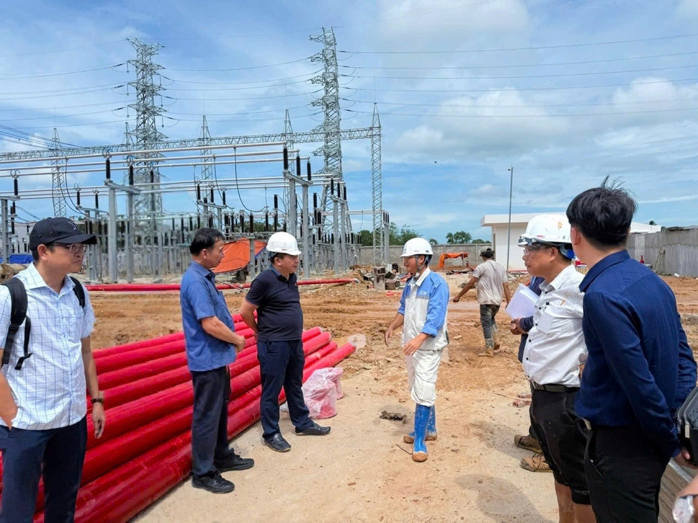 Chủ tịch HĐTV EVNSPC Lê Văn Trang (thứ 3 từ trái sang) kiểm tra công trường Dự án Trạm biến áp 220kV Phú Quốc. 02.jpg