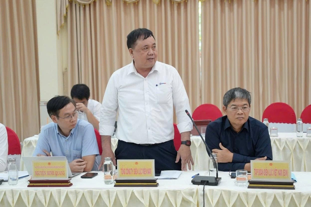 Phó Tổng giám đốc EVNSPC Đoàn Đức Hưng báo cáo những khó khăn và đề xuất kiến nghị tại buổi làm việc giữa Bộ Công Thương, EVN và UBND tỉnh Tây Ninh. 05.jpg
