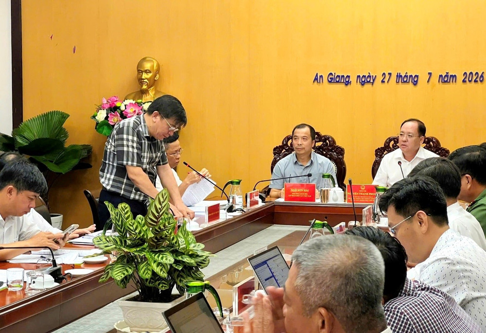 Chủ tịch HĐTV EVNSPC Lê Văn Trang báo cáo những khó khăn, vướng mắc và đề xuất kiến nghị tại buổi làm việc giữa đoàn công tác EVN và UBND tỉnh An Giang. 03.jpg