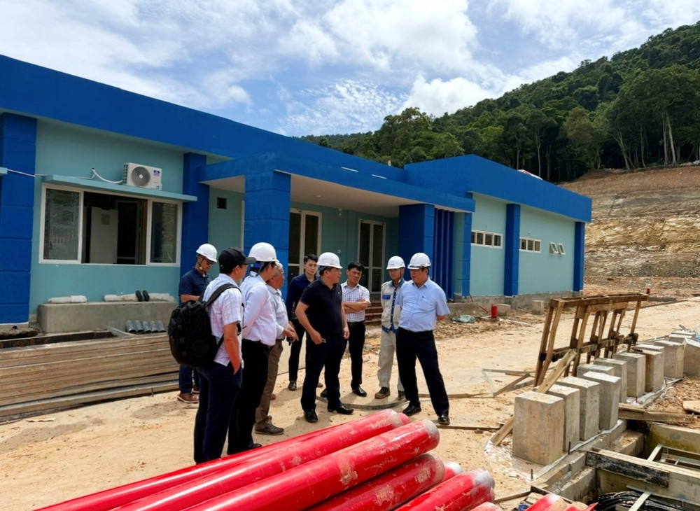 Tổng giám đốc EVN Nguyễn Anh Tuấn (ngoài cùng bên phải) và Chủ tịch HĐTV EVNSPC Lê Văn Trang (hàng đầu, thứ 2 từ phải sang) có mặt kiểm tra tiến độ dự án Trạm biến áp 220kV Phú Quốc. 01.jpg
