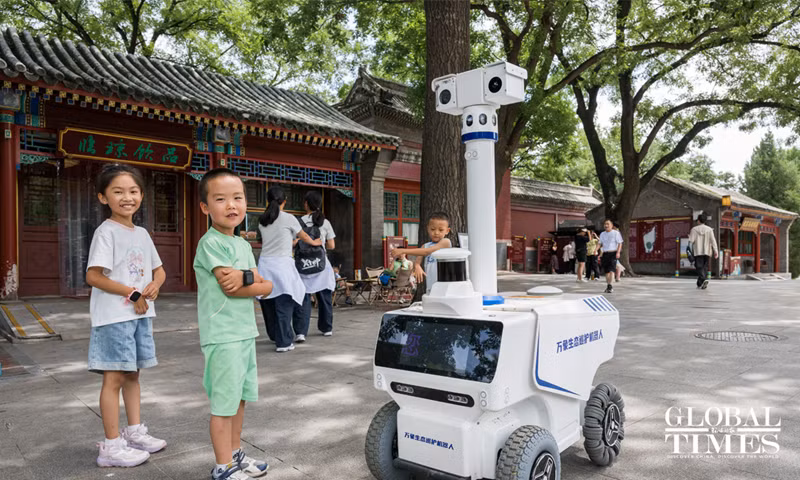 Robot tại một công viên ở Bắc Kinh. Ảnh: GT untitled-1231.png