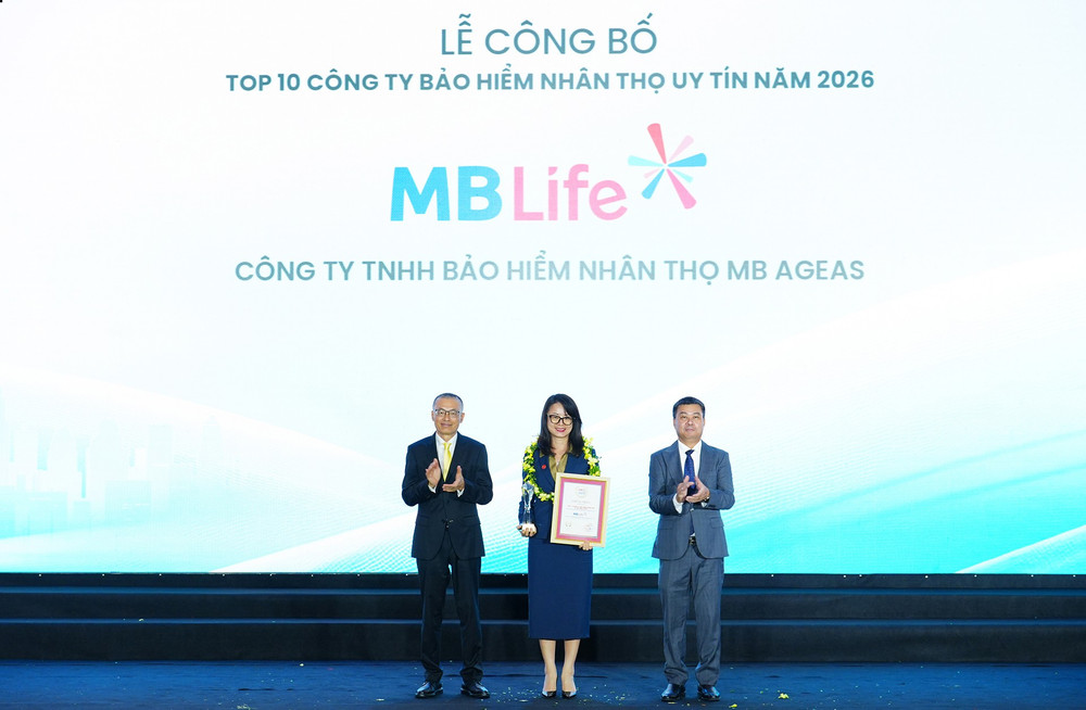 Đại diện MB Life nhận giải tại Lễ công bố và vinh danh Top 10 công ty bảo hiểm nhân thọ uy tín năm 2026. dai-dien-mb-life-nhan-giai-tai-le-cong-bo-va-vinh-danh-top-10-cong-ty-bao-hiem-nhan-tho-uy-tin-nam-2026.jpg