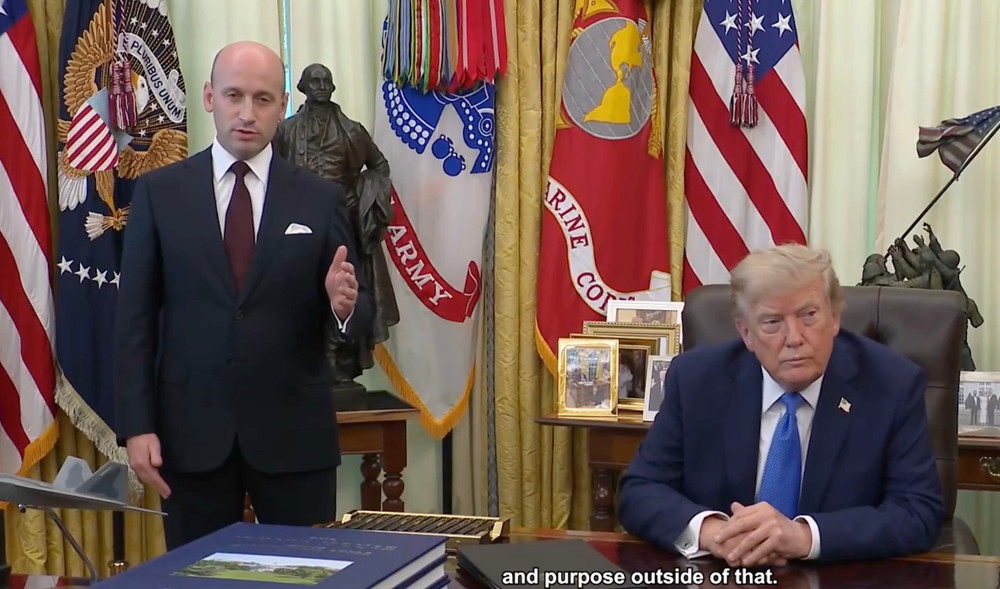 Cố vấn Nhà Trắng Stephen Miller thông tin về hai sắc lệnh ông Trump vừa ký. Ảnh chụp màn hình. screenshot-2026-08-07-at-064505.jpg