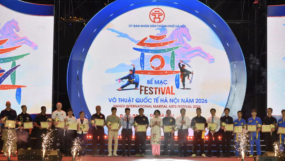 Ban tổ chức trao bằng khen cho đại diện các đoàn võ thuật trong nước và quốc tế. Ảnh: Phạm Sỹ anh-man-hinh-2026-08-10-luc-002615.png