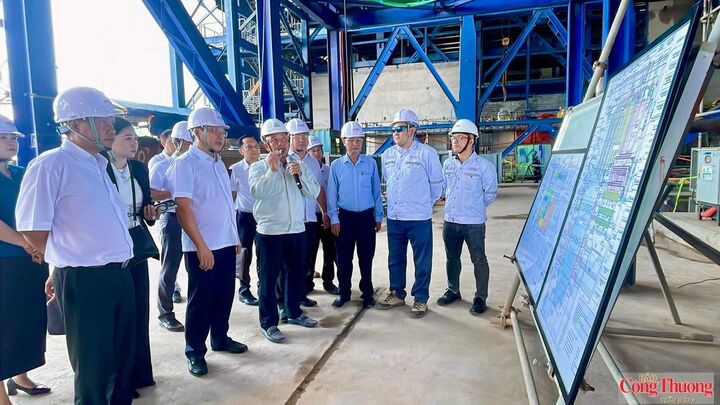 Ông Lê Công Lý, Phó Chủ tịch Thường trực UBND TP. Cần Thơ cùng lãnh đạo các sở, ngành kiểm tra thực tế tại dự án Nhà máy Nhiệt điện Long Phú 1.