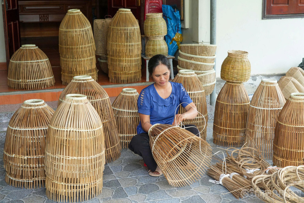 Người thợ cần mẫn đan nơm tre để mưu sinh. Ảnh: Kim Long clo_br_3.jpg