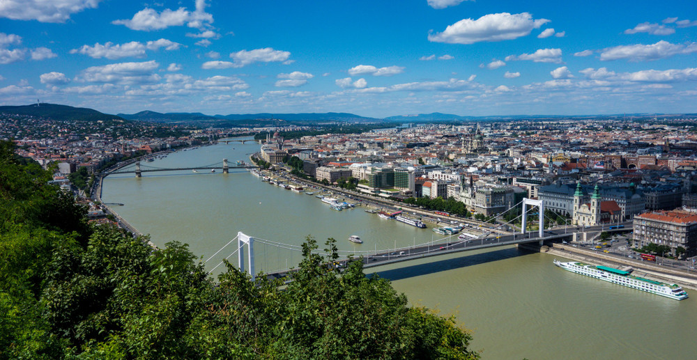 Sông Danube đoạn chảy qua thành phố Budapest, Hungary. Ảnh: CC/Visions of Domino view-from-gellert-hill-to-the-danube-hungary-budapest-28493220635.jpg