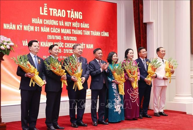 Ủy viên Bộ Chính trị, Thường trực Ban Bí thư Trần Cẩm Tú trao Huy hiệu 35 năm tuổi Đảng cho các đại biểu. Ảnh: Văn Điệp/TTXVN Ủy viên Bộ Chính trị, Thường trực Ban Bí thư Trần Cẩm Tú trao Huy hiệu 35 năm tuổi Đảng cho các đại biểu. Ảnh: Văn Điệp/TTXVN