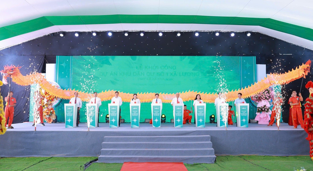 Các đại biểu thực hiện nghi thức khởi công Dự án Khu dân cư số 1 xã Lương Phú. Ảnh: thainguyen.gov.vn thai-3.jpg