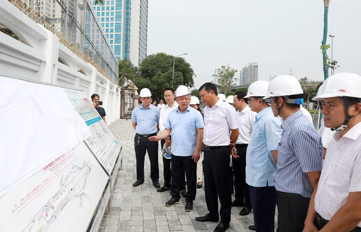 Phó Chủ tịch UBND Thành phố Đỗ Anh Tuấn kiểm tra tiến độ dự án Xây dựng đường Vành đai 1, đoạn Hoàng Cầu - Voi Phục. Ảnh: Huy Kiên xem-ban-do-1787047478206944252966.jpg