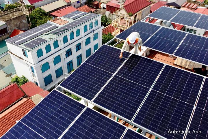 Khách sạn Nga Sơn (xã Nga Sơn, tỉnh Thanh Hoá) đầu tư hơn 800 triệu đồng lắp đặt điện mặt trời mái nhà với công suất 620W, tổng công suất khoảng 80,6 kWp.