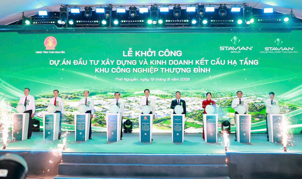 Các đại biểu thực hiện nghi thức bấm nút khởi công Dự án đầu tư xây dựng và kinh doanh kết cấu hạ tầng Khu công nghiệp Thượng Đình. Ảnh: thainguyen.gov.vn thai-2.jpg