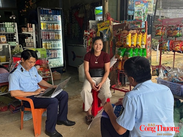 Ngoài việc xử lý các hành vi vi phạm, lực lượng chức năng còn thường xuyên tuyên truyền, phổ biến pháp luật cho người dân và các hộ kinh doanh