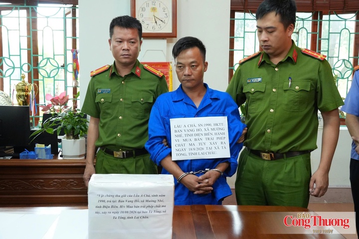 Đối tượng Lầu A Chá (giữa) và tang vật 4 bánh heroin.