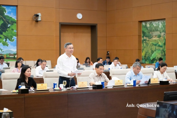 Bộ trưởng Bộ Tài chính Ngô Văn Tuấn trình bày tóm tắt tờ trình dự án Nghị quyết.