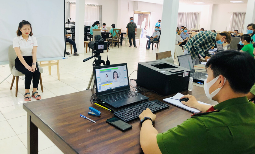 Lực lượng Công an thu nhận thông tin cấp thẻ Căn cước công dân gắn chíp cho người dân để phục vụ việc cấp tài khoản định danh điện tử. Ảnh: BCA dinh-danh-dien-tu.jpg