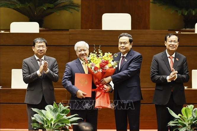 Chủ tịch Quốc hội Trần Thanh Mẫn trao Nghị quyết và tặng hoa chúc mừng đồng chí Đỗ Văn Chiến. Ảnh: Doãn Tấn/TTXVN Chủ tịch Quốc hội Trần Thanh Mẫn trao Nghị quyết và tặng hoa chúc mừng đồng chí Đỗ Văn Chiến. Ảnh: Doãn Tấn/TTXVN