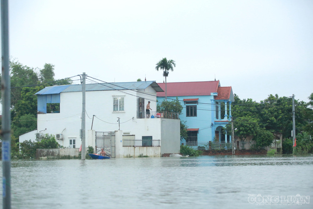 Theo báo cáo của xã Trung Giã, hơn 300 hộ dân tại các khu Hòa Bình, An Lạc và xóm Trại, thôn Đô Tân bị chia cắt giao thông do đường ngập. Chia sẻ với báo chí, ông Trần Thanh Vân, Bí thư thôn An Lạc, cho biết sau nhiều ngày mưa lớn, nhiều khu vực trong thôn bị ngập, khiến việc đi lại của người dân gặp rất nhiều khó khăn. clo_br_6r4a8695.jpg