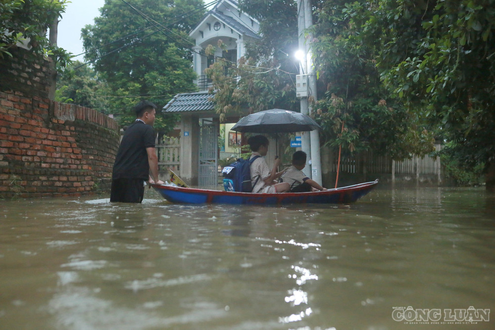 Bí thư thôn An Lạc cho biết, khu vực này nằm trong vùng trũng ven sông Cầu và sông Công. Do thường xuyên chịu ảnh hưởng của nước lũ, nhiều gia đình đã chủ động xây dựng, gia cố nhà cửa cao hơn sân, cổng và mặt đường để hạn chế ảnh hưởng khi nước dâng. “Khoảng 70% hộ dân đã chủ động làm thuyền để phục vụ việc di chuyển khi có nước lũ”, ông Vân nói. clo_br_6r4a8793.jpg