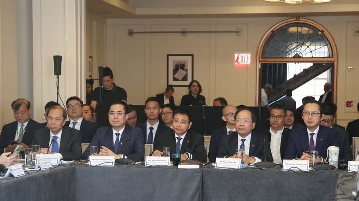 Tại các phiên thảo luận, Phó Thủ tướng Chính phủ và các thành viên Đoàn đại biểu Việt Nam chia sẻ quan điểm, tầm nhìn, định hướng phát triển và những giải pháp cụ thể của Việt Nam - Ảnh chinhphu.vn/Đức Tuân