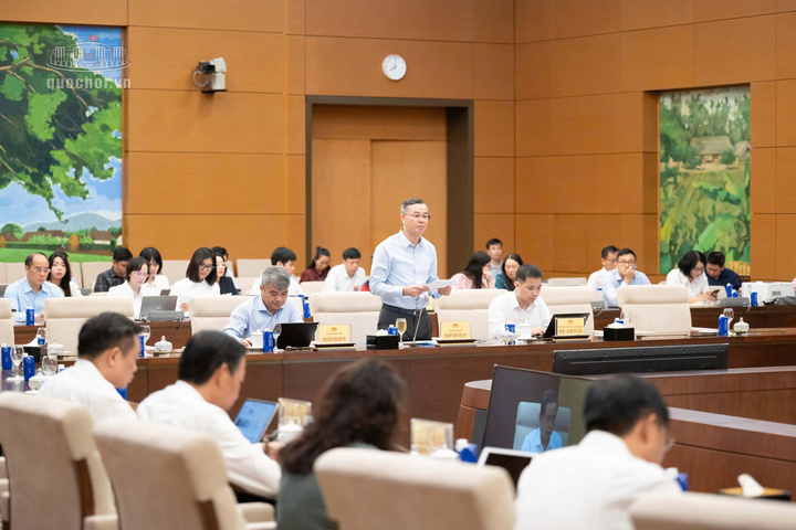 Bộ trưởng Bộ Tài chính Ngô Văn Tuấn trình bày tờ trình tóm tắt về dự án Luật.