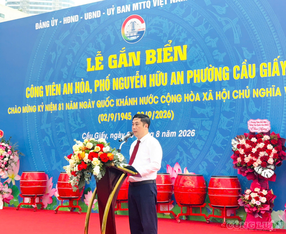 Ông Ngô Ngọc Phương, Chủ tịch UBND phường Cầu Giấy, phát biểu tại Lễ gắn biển Công viên An Hòa và phố Nguyễn Hữu An clo_br_1787895508889-1499454592867780915-7448912013364701859-9cf44f274f3943356409f191d3d62d10.jpg