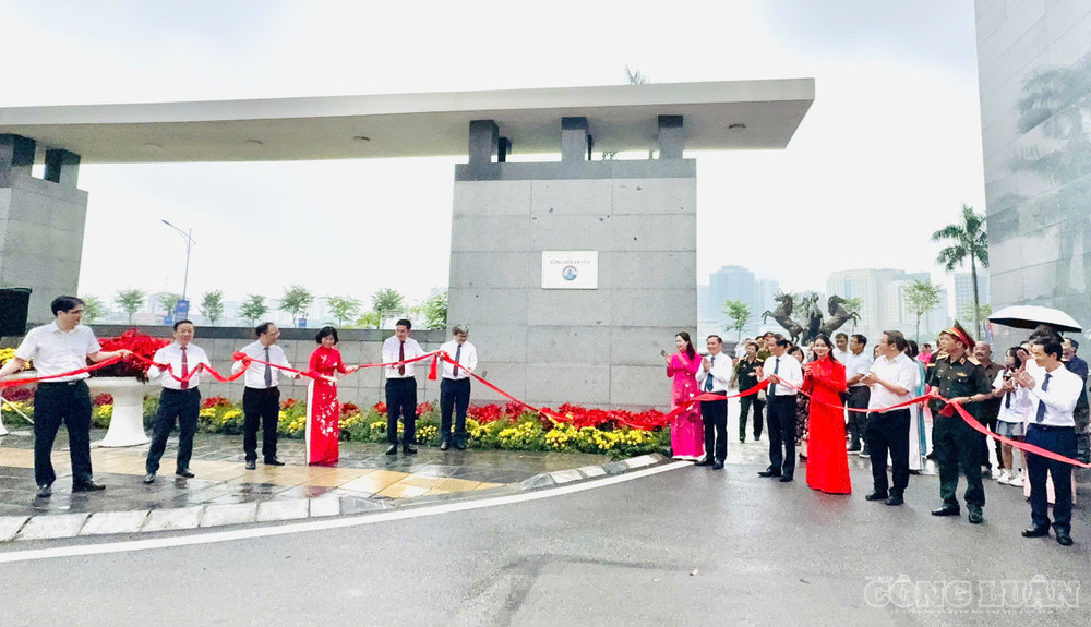 Đại biểu thực hiện nghi thức gắn biển Công viên An Hòa. clo_br_1787895508873-1499454592867780915-7448912013364701859-40096a3ac4c29c1b5a6b1d6eb385105c.jpg