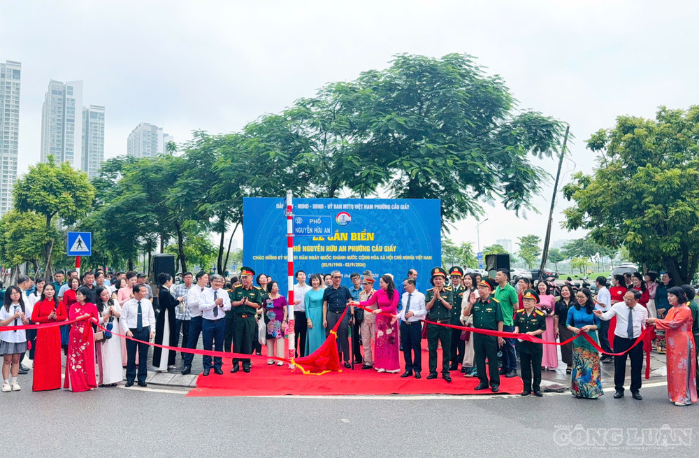 Đại biểu tiến hành nghi thức gắn biển phố Nguyễn Hữu An clo_br_1787895508850-1499454592867780915-7448912013364701859-daae8413c269b6f4cd47250436942228.jpg