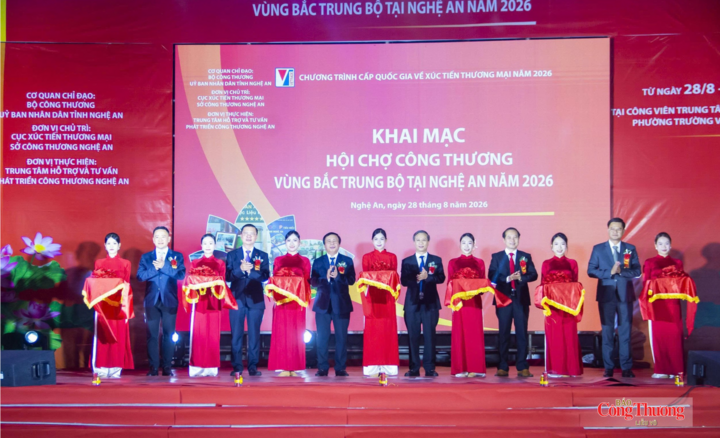 Các đại biểu cắt băng khai mạc hội chợ.